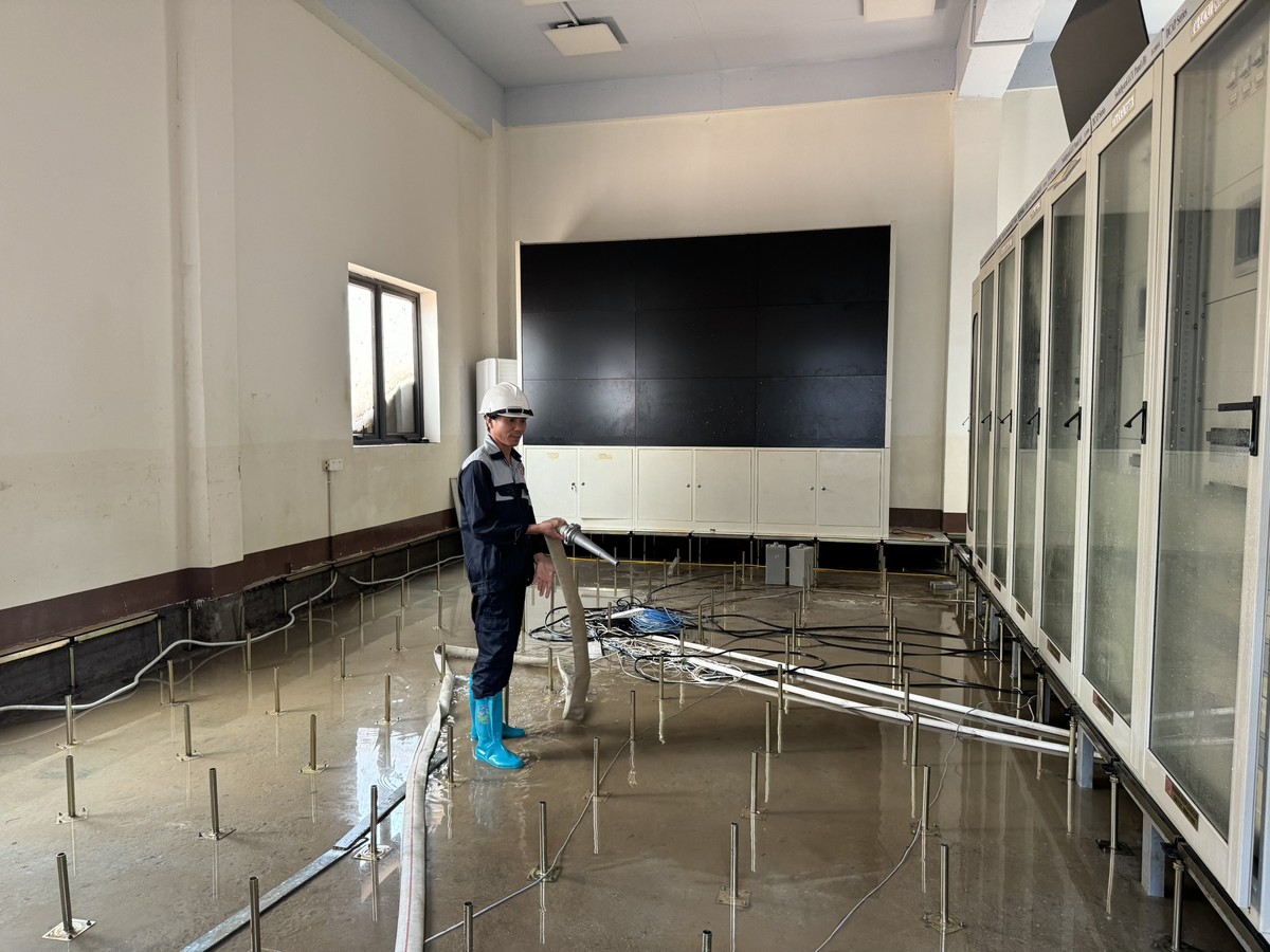 Công nhân đang tập trung dọn dẹp bùn đất trong Nhà máy