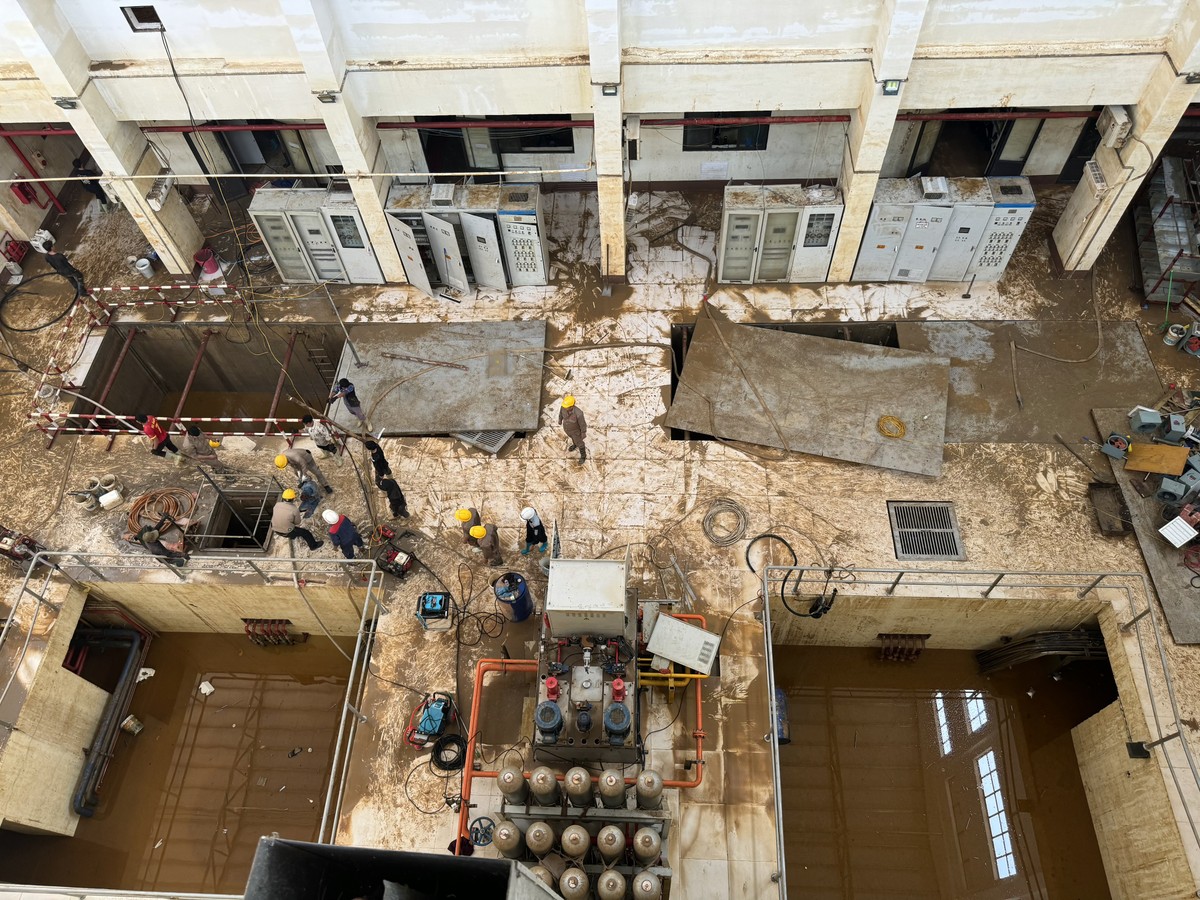 Bên trong Nhà máy Thuỷ điện Nậm Lúc nhìn từ trên cao (ảnh chụp sáng ngày 27/9/2024)