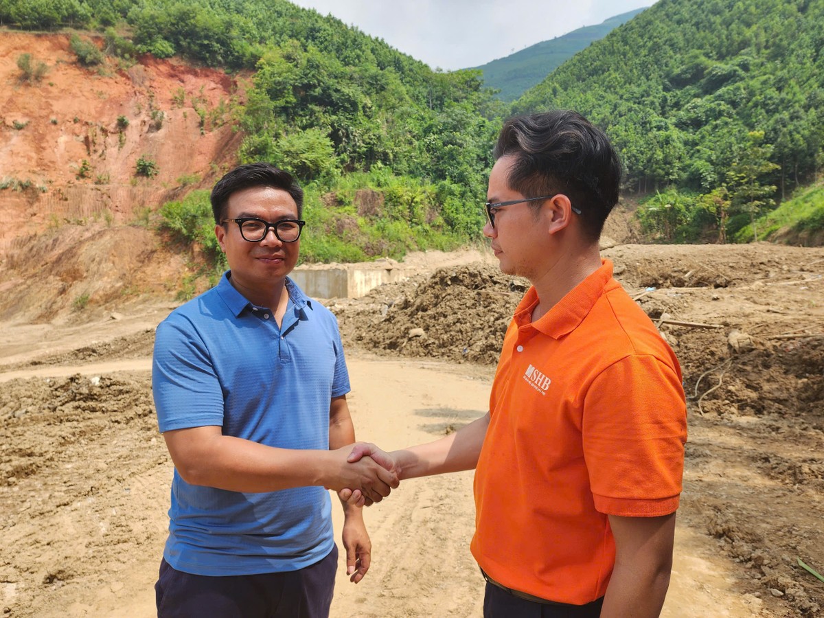 Cái bắt tay chia sẻ rủi ro và cũng đồng thời là cam kết đồng hành của Cán bộ Nhà máy Thuỷ điện Nậm Lúc Nguyễn Quang Vinh và Cán bộ SHB Lào Cai Lường Văn Vũ