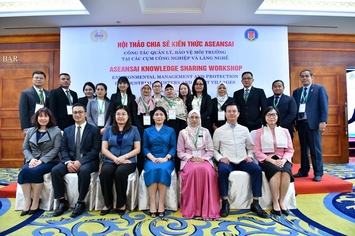Các đại biểu tham dự Hội thảo chụp ảnh kỷ niệm Các đại biểu tham dự Hội thảo chụp ảnh kỷ niệm