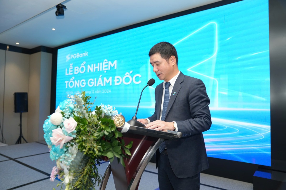 Ông Nguyễn Văn Hương, tân Tổng giám đốc PGBank phát biểu tại buổi lễ Ông Nguyễn Văn Hương, tân Tổng giám đốc PGBank phát biểu tại buổi lễ