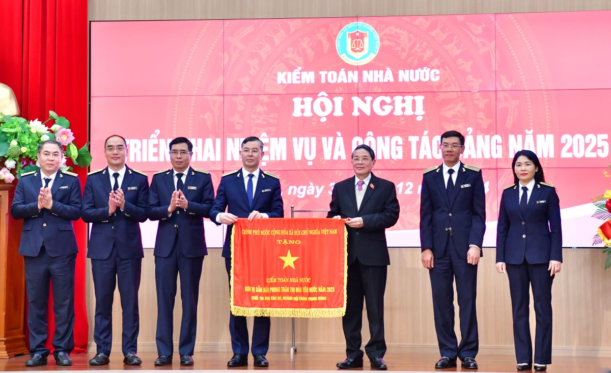 Ủy viên Ban Chấp hành Trung ương Đảng, Phó Chủ tịch Quốc hội Nguyễn Đức Hải (thứ 3 từ phải) đại diện lãnh đạo Đảng, Nhà nước trao tặng Cờ Thi đua của Chính phủ cho tập thể KTNN. Ủy viên Ban Chấp hành Trung ương Đảng, Phó Chủ tịch Quốc hội Nguyễn Đức Hải (thứ 3 từ phải) đại diện lãnh đạo Đảng, Nhà nước trao tặng Cờ Thi đua của Chính phủ cho tập thể KTNN.