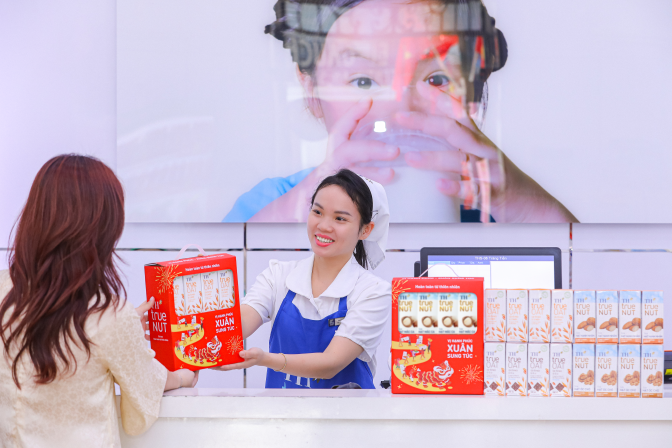 Hộp quà Tết của Bộ sản phẩm Thức uống thiên nhiên từ Hạt TH Hộp quà Tết của Bộ sản phẩm Thức uống thiên nhiên từ Hạt TH