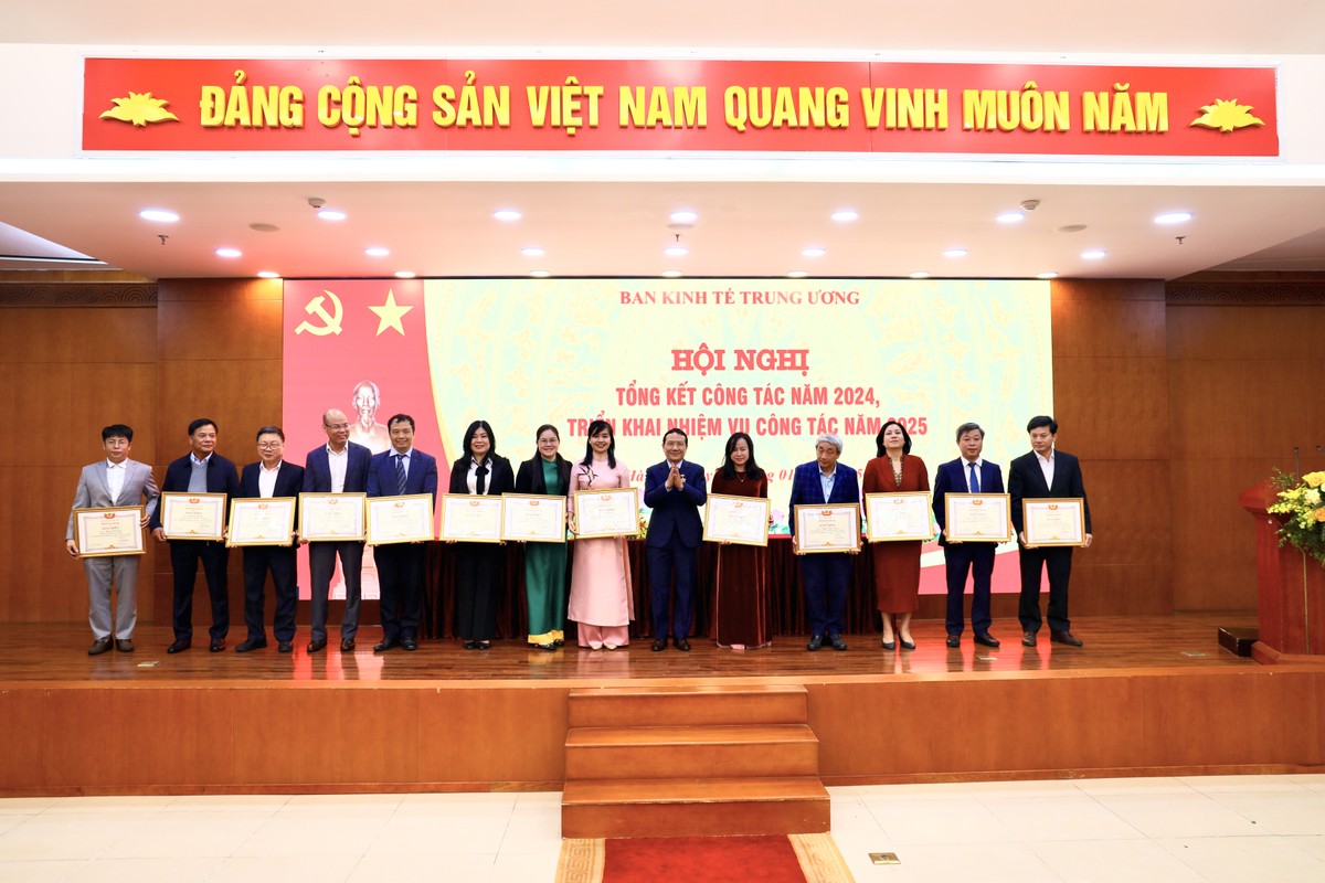 Tại Hội nghị đã công bố danh sách các tập thể, cá nhân xuất sắc nhận các danh hiệu thi đua của Ban năm 2024. Đây là nguồn động viên tinh thần to lớn cho tập thể và các cá nhân được vinh danh. Tại Hội nghị đã công bố danh sách các tập thể, cá nhân xuất sắc nhận các danh hiệu thi đua của Ban năm 2024. Đây là nguồn động viên tinh thần to lớn cho tập thể và các cá nhân được vinh danh.