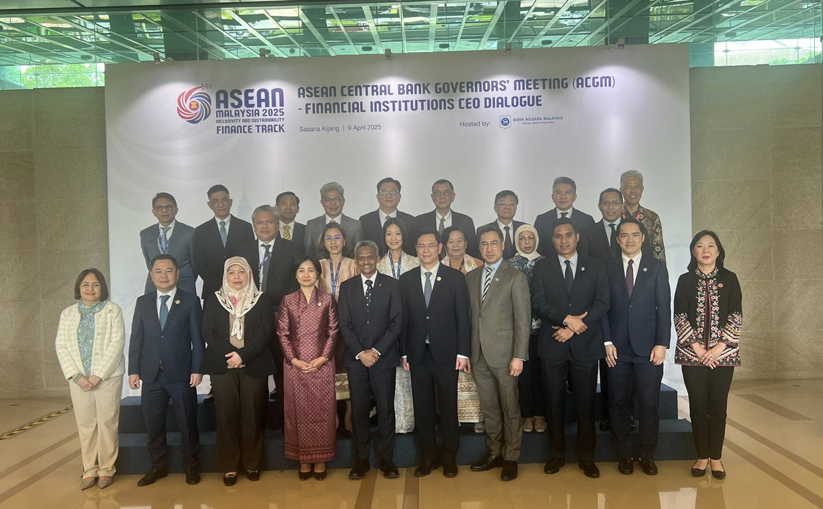 Phó Thống đốc Nguyễn Ngọc Cảnh chụp ảnh lưu niệm cùng các đại biểu Phó Thống đốc Nguyễn Ngọc Cảnh chụp ảnh lưu niệm cùng các đại biểu