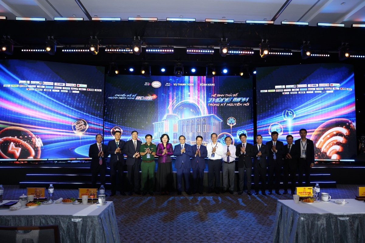 Các đại biểu chụp ảnh lưu niệm tại sự kiện