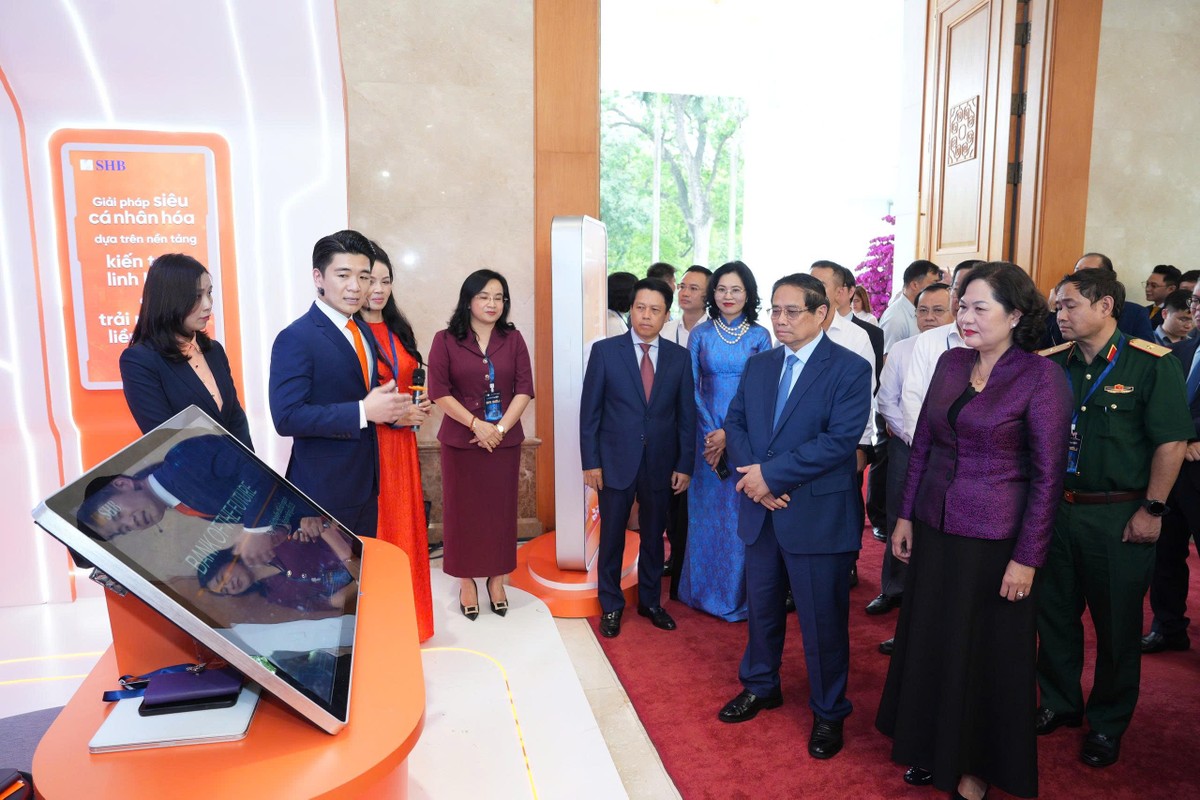 Phó Chủ tịch HĐQT SHB Đỗ Quang Vinh trình bày giải pháp thanh toán tích hợp trước Thủ tướng và lãnh đạo Nhà nước