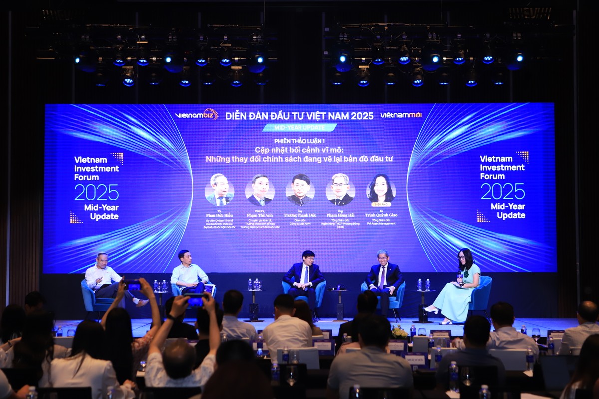 Các diễn giả thảo luận tại Vietnam Investment Forum 2025: Mid-Year Update