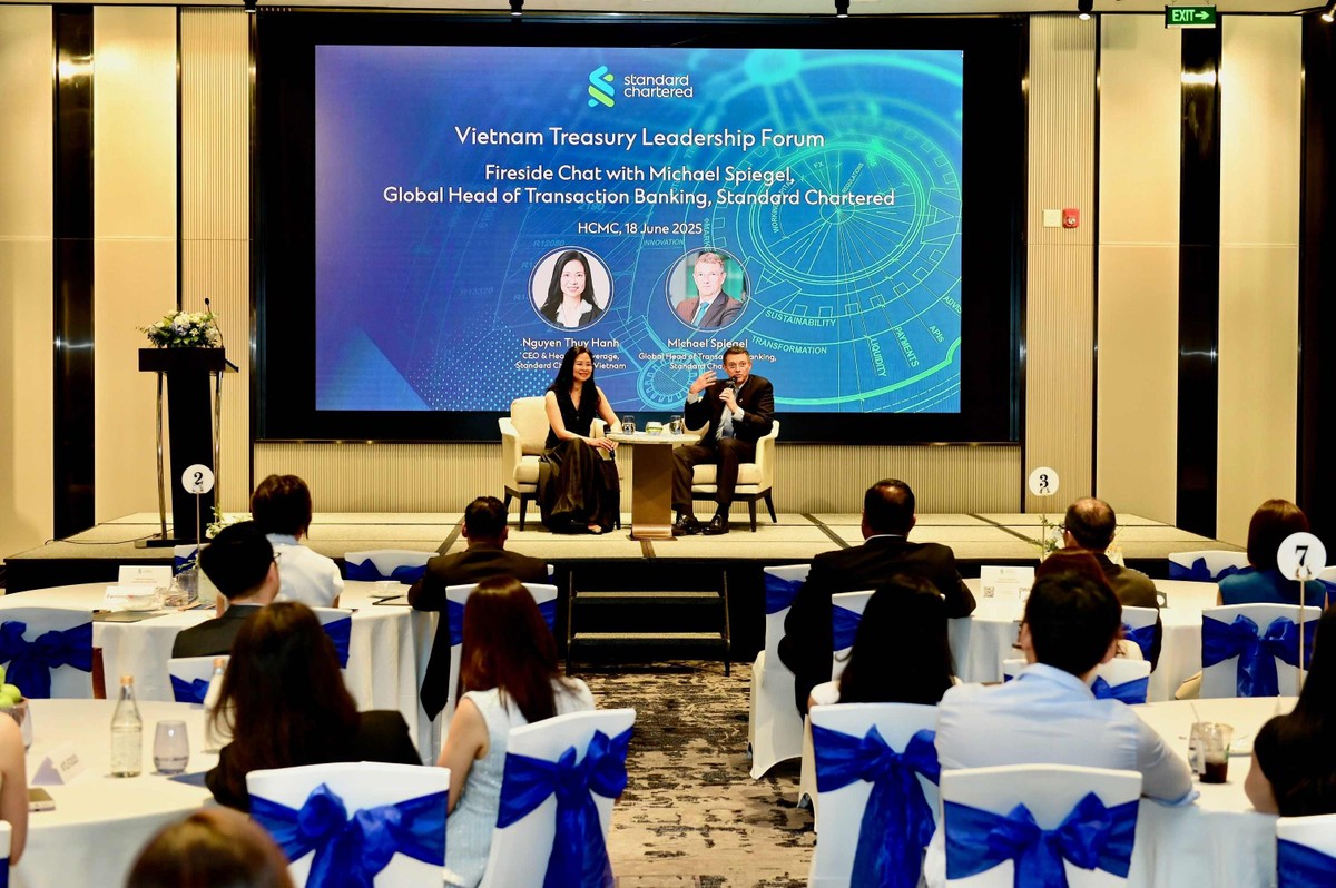 Các diễn giả thảo luận tại sự kiện