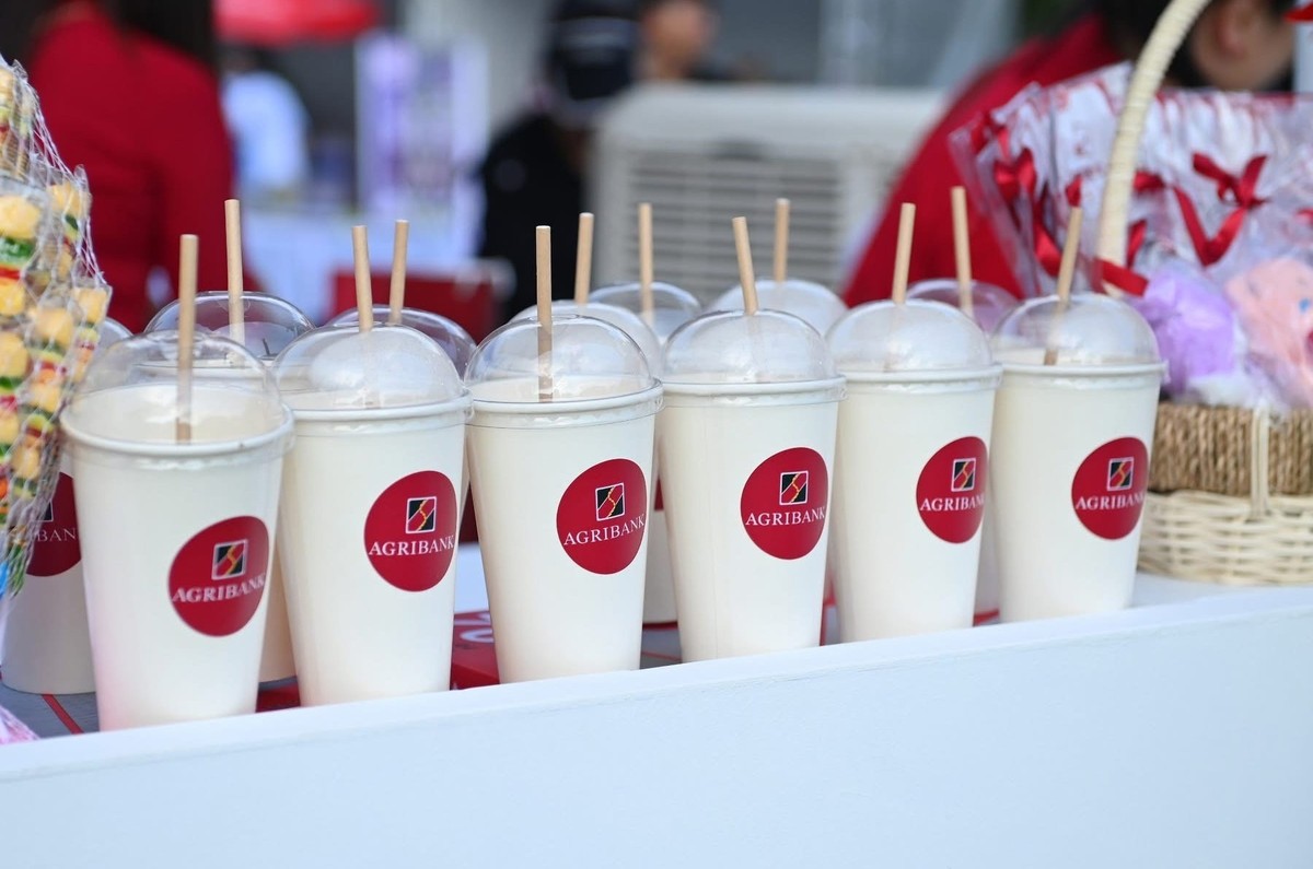 Ngân hàng chủ động loại bỏ dần các sản phẩm nhựa dùng một lần, thay thế bằng các vật liệu thân thiện với môi trường như cốc giấy, ống hút tre và túi vải Ngân hàng chủ động loại bỏ dần các sản phẩm nhựa dùng một lần, thay thế bằng các vật liệu thân thiện với môi trường như cốc giấy, ống hút tre và túi vải