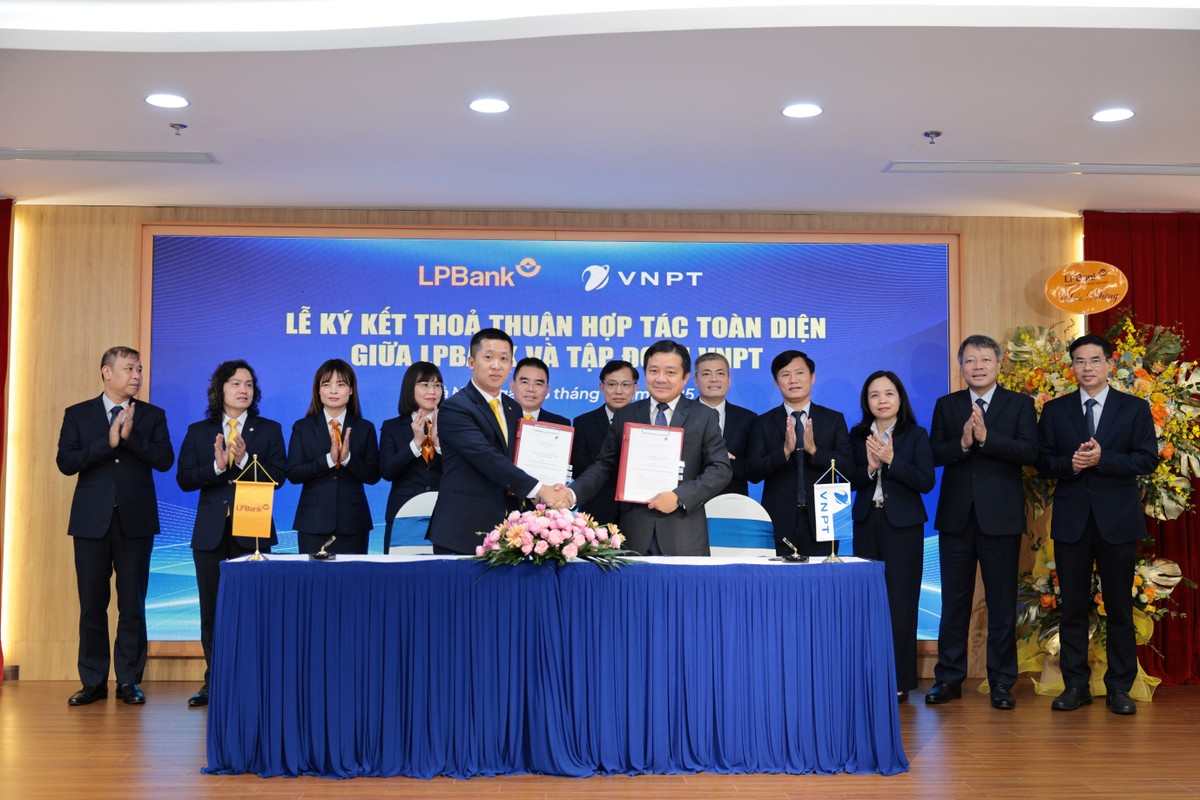 Ông Vũ Quốc Khánh,Tổng Giám đốc LPBank (trái) và ông Huỳnh Quang Liêm, Thành viên HĐTV kiêm Tổng Giám đốc Tập đoàn VNPT (phải) ký kết thoả thuận hợp tác toàn diện dưới sự chứng kiến của đại diện lãnh đạo hai bên.