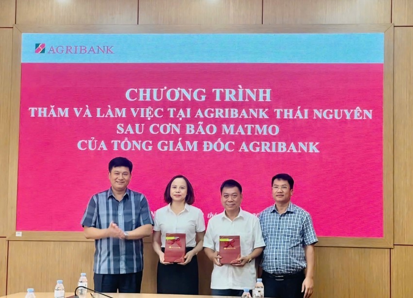 Ông Phạm Toàn Vượng, Tổng giám đốc Agribank đã làm việc với các chi nhánh trên địa bàn tỉnh Thái Nguyên để kiểm tra, chỉ đạo công tác khắc phục hậu quả bão số 11, thăm hỏi người lao động và khách hàng bị thiệt hại Ông Phạm Toàn Vượng, Tổng giám đốc Agribank đã làm việc với các chi nhánh trên địa bàn tỉnh Thái Nguyên để kiểm tra, chỉ đạo công tác khắc phục hậu quả bão số 11, thăm hỏi người lao động và khách hàng bị thiệt hại