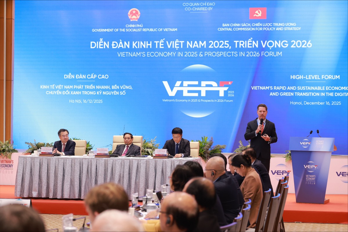 "Trong bối cảnh hạn mức tín dụng giảm dần theo lộ trình, chúng tôi kỳ vọng sẽ chứng kiến thêm doanh nghiệp Việt từ cả hai khu vực công tư vươn ra nước ngoài để tìm kiếm nguồn vốn họ cần", ông Tim Evans nói.