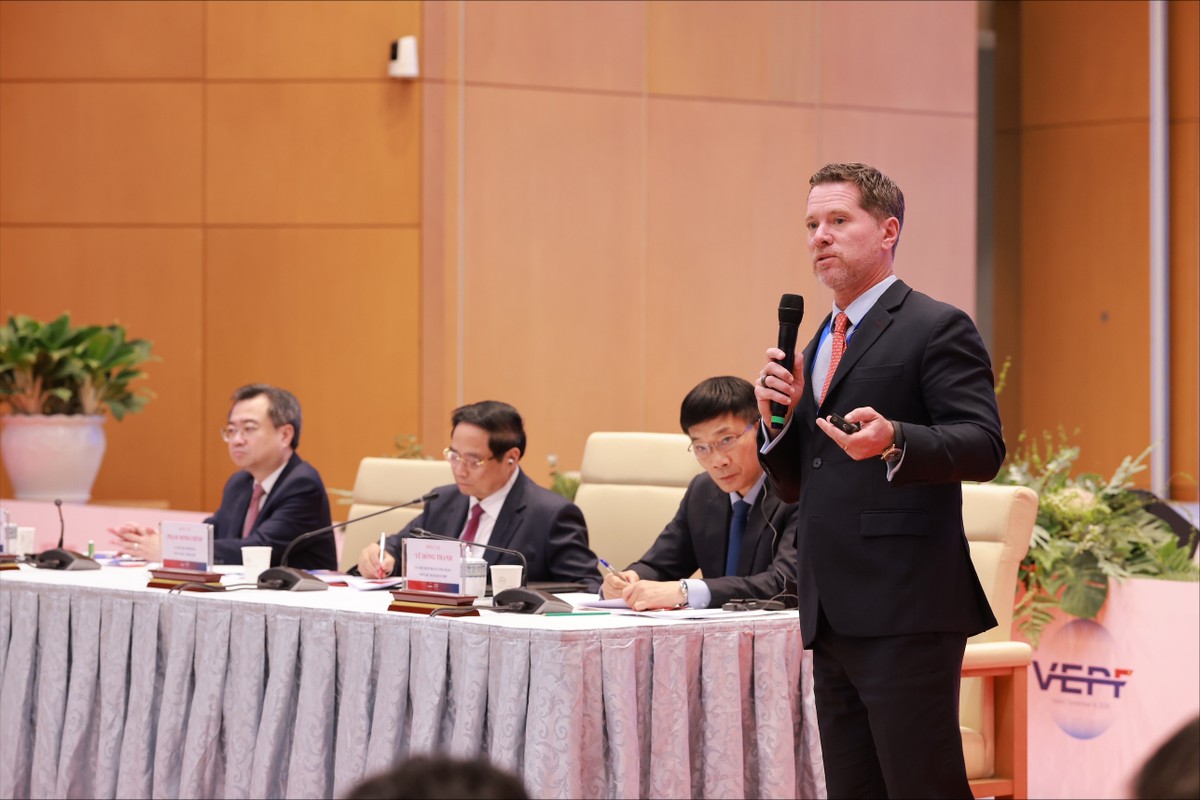 "Để trở nên hấp dẫn hơn trên trường quốc tế, các doanh nghiệp Việt cần thúc đẩy năng lực kinh doanh căn bản", Tổng giám đốc HSBC Việt Nam nói.