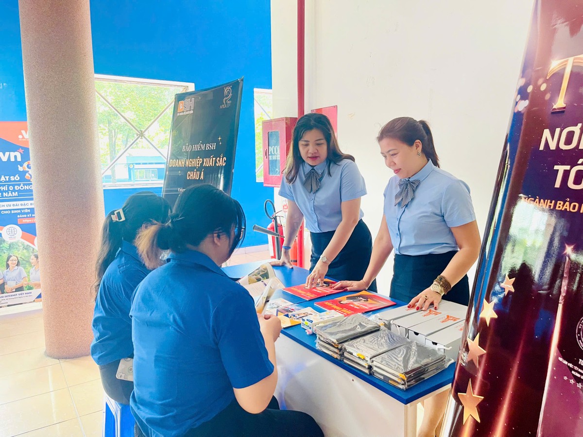 Sinh viên Gen Z tìm hiểu kiến thức cơ bản về bảo hiểm bắt buộc trách nhiệm dân sự của chủ xe cơ giới Sinh viên Gen Z tìm hiểu kiến thức cơ bản về bảo hiểm bắt buộc trách nhiệm dân sự của chủ xe cơ giới