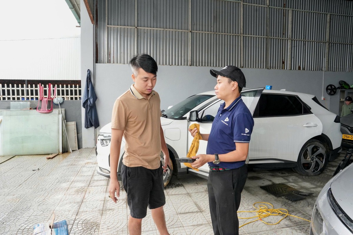 Cán bộ VBI giám định tổn thất xe bị ngập do lũ