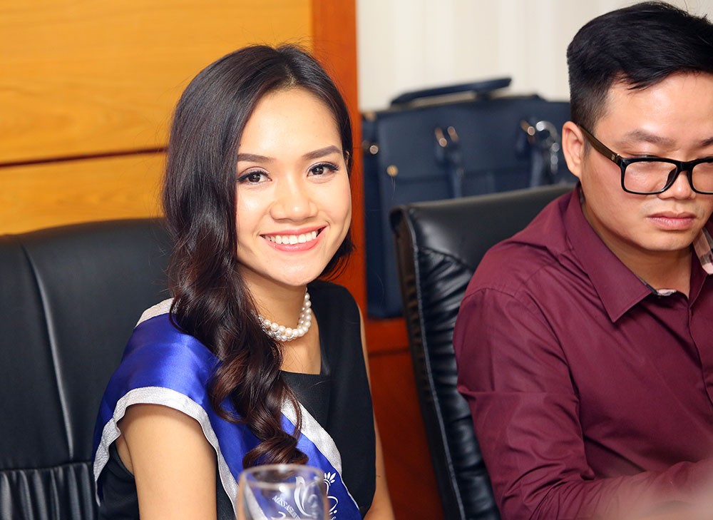 Hoa hậu, Á hậu và Top 10 Miss ASEAN Frendship 2017 giao lưu trực tuyến với độc giả Báo Đầu tư ảnh 23