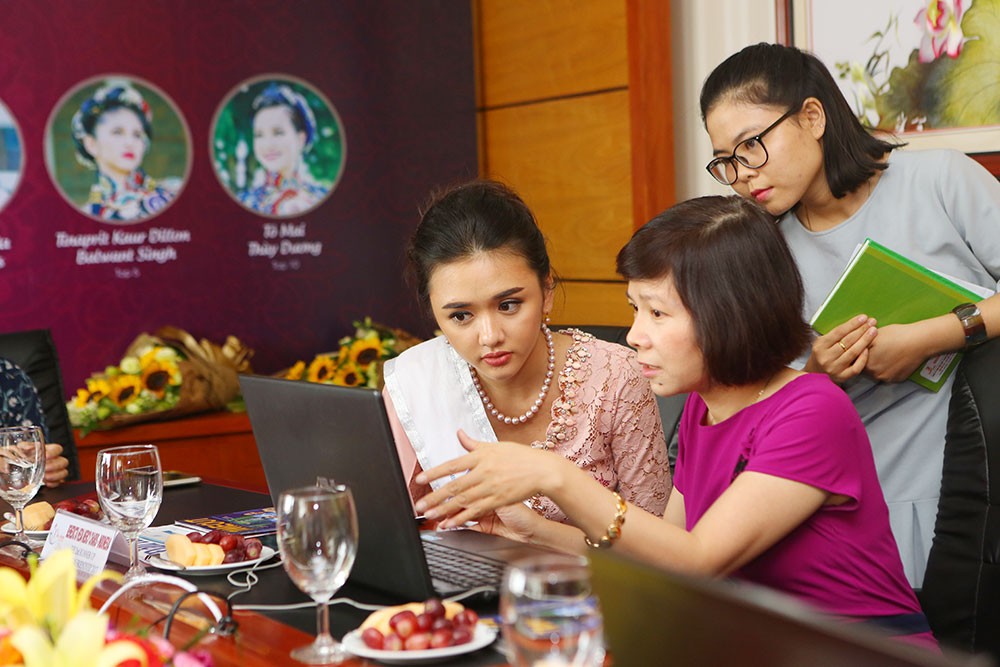 Hoa hậu, Á hậu và Top 10 Miss ASEAN Frendship 2017 giao lưu trực tuyến với độc giả Báo Đầu tư ảnh 12
