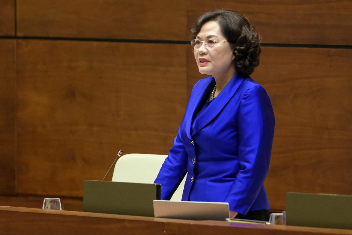 Thống đốc Nguyễn Thị Hồng tại phiên chất vấn chiều 8/6 (Ảnh: Quochoi.vn).