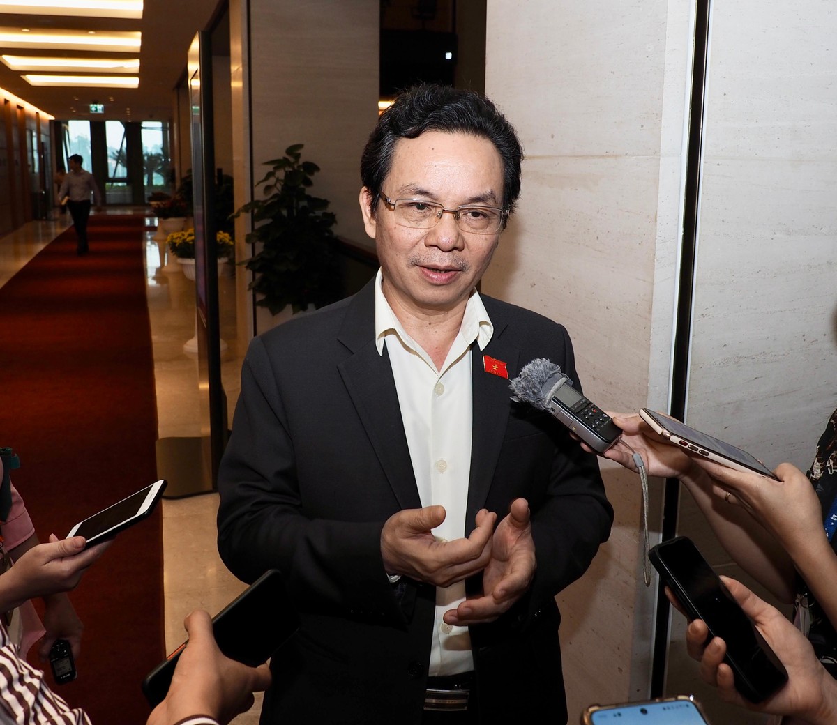 ĐBQH Hoàng Văn Cường trả lời phỏng vấn báo chí bên hành lang Quốc hội (ảnh: M.Minh)