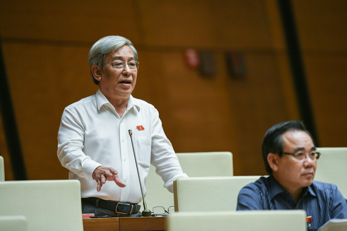 Đại biểu Lê Xuân Thân (đoàn Khánh Hòa) phát biểu tranh luận về thẩm quyết giải quyết tranh chấp đất đai chiều 14/11. Đại biểu Lê Xuân Thân (đoàn Khánh Hòa) phát biểu tranh luận về thẩm quyết giải quyết tranh chấp đất đai chiều 14/11.