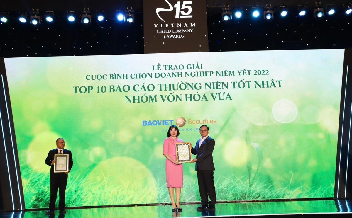 Bà Nguyễn Thị Thanh Thủy, Phó tổng giám đốc BVSC nhận giải thưởng tại Lễ vinh danh Bà Nguyễn Thị Thanh Thủy, Phó tổng giám đốc BVSC nhận giải thưởng tại Lễ vinh danh