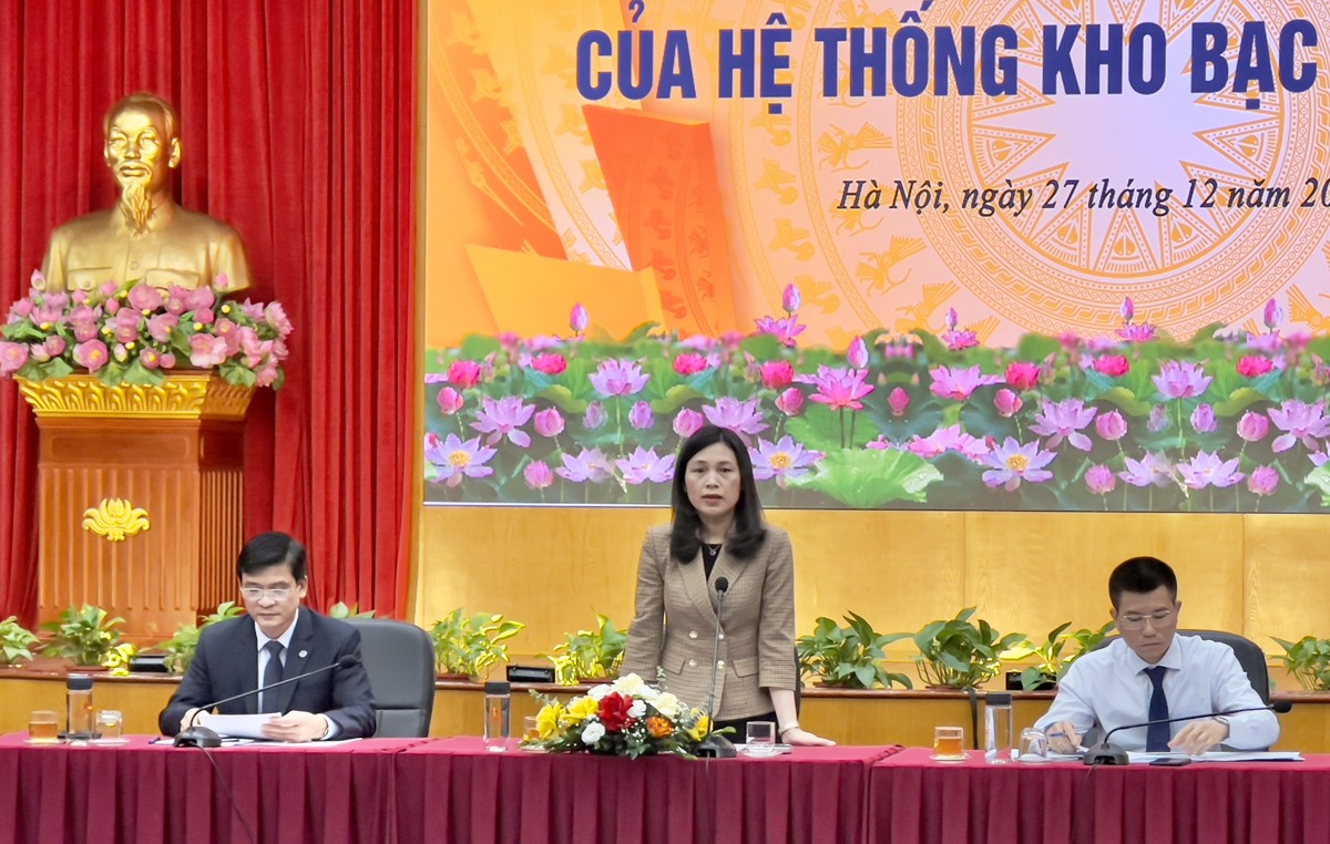 Bà Trần Thị Huệ, Phó tổng giám đốc Kho bạc Nhà nước trả lời báo chí tại cuộc họp báo (Ảnh: M.Minh)