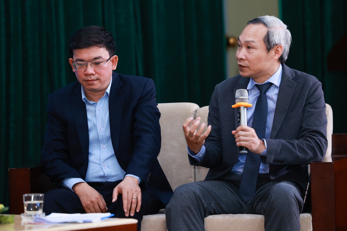 Theo ông Phan Đức Hiếu (bên phải), nội dung của Luật Dầu khí sửa đổi hoàn toàn khác biệt về nội dung, mục tiêu, mục đích thúc đẩy. (Ảnh: Đình Hải) Theo ông Phan Đức Hiếu (bên phải), nội dung của Luật Dầu khí sửa đổi hoàn toàn khác biệt về nội dung, mục tiêu, mục đích thúc đẩy. (Ảnh: Đình Hải)