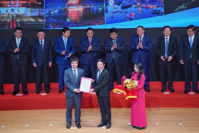 Ông Nguyễn Văn Khoa, Tổng Giám đốc Tập đoàn FPT (ngoài cùng bên trái) nhận giấy phép từ Chủ tịch UBND tỉnh Bình Định Phạm Anh Tuấn. (Ảnh FPT Software)