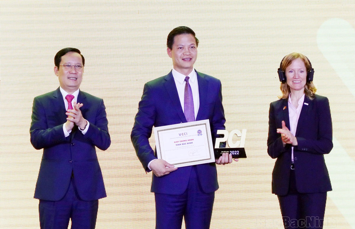 Phó Chủ tịch UBND tỉnh Bắc Ninh - ông Vương Quốc Tuấn (giữa) tại Lễ trao giải PCI 2022 sáng 11/4 tại Hà Nội. Phó Chủ tịch UBND tỉnh Bắc Ninh - ông Vương Quốc Tuấn (giữa) tại Lễ trao giải PCI 2022 sáng 11/4 tại Hà Nội.