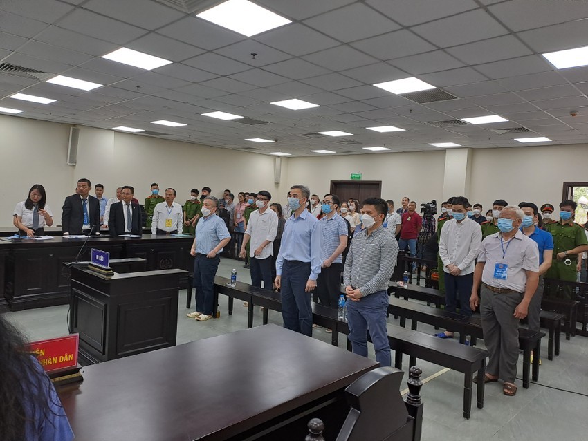 Các bị cáo nghe Tòa phán quyết chiều 21/4 (Ảnh: BT)