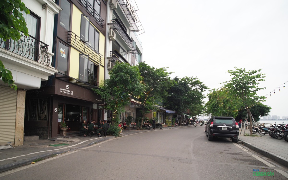 Mặt sau VFS là phố Nguyễn Đình Thi nhìn ra Hồ Tây. Đây là một trong những vị trí đất đắt đỏ nhất Hà Nội hiện nay, theo một số môi giới bất động sản thì có thể lên tới 400 - 500 triệu đồng/m2.