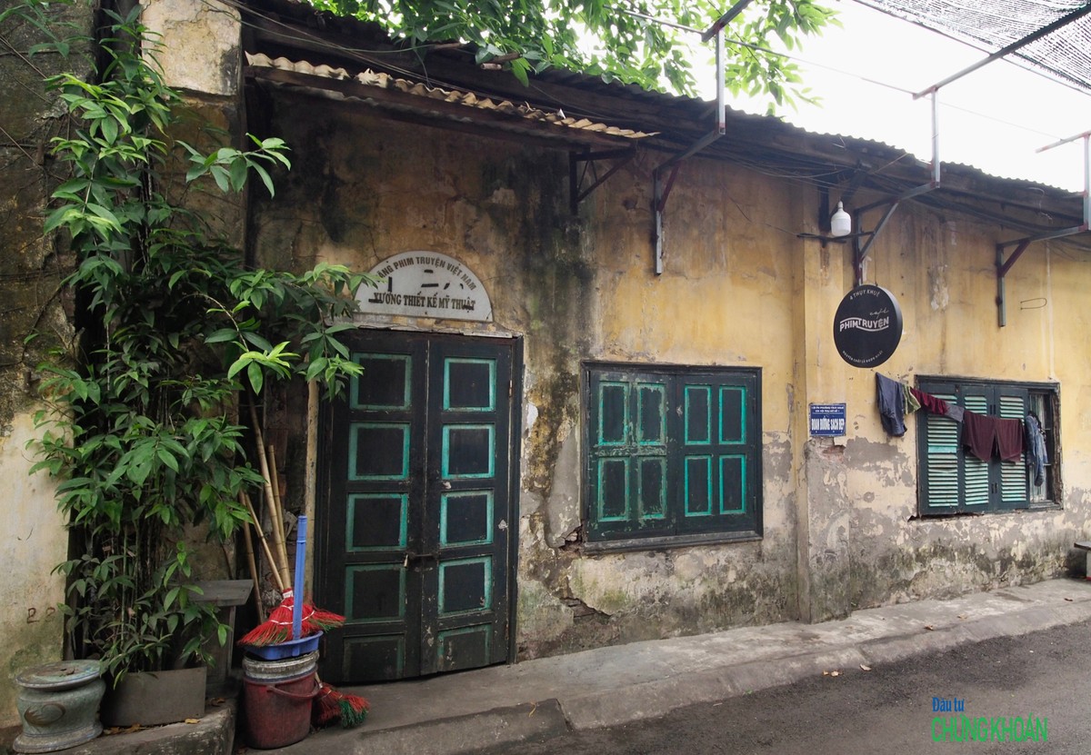 Trụ sở VFS được ví là khu &quot;đất vàng&quot; nghìn tỷ do có lợi thế vuông vắn, rộng gần 5.500 m2, gồm ba mặt tiền nhìn ra ba con phố có vị trí đắc địa bậc nhất của thủ đô là Thuỵ Khuê, Chu Văn An và phố Nguyễn Đình Thi, ngay bên cạnh Hồ Tây.