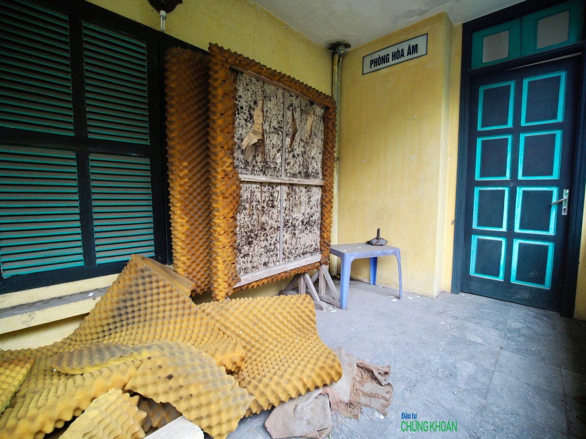 Nhiều năm nay, thường thấy tại trụ sở Hãng phim truyện Việt Nam là cảnh cửa đóng then cài, rác rưởi vây quanh.