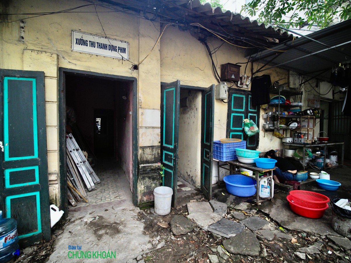 Trong khuôn viên VFS, những xưởng chứa đạo cụ làm phim trở nên hoang tàn, ẩm thấp. Bên cạnh đó là cảnh đun nấu nhếch nhác của một quán phở.