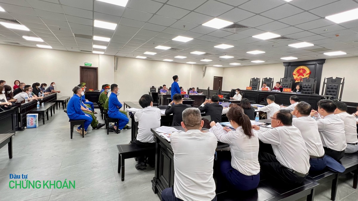 Toàn cảnh phiên toà sơ thẩm xét xử vụ án "Thao túng thị trường chứng khoán" chiều 8/5 (Ảnh: H.Yến) Toàn cảnh phiên toà sơ thẩm xét xử vụ án "Thao túng thị trường chứng khoán" chiều 8/5 (Ảnh: H.Yến)