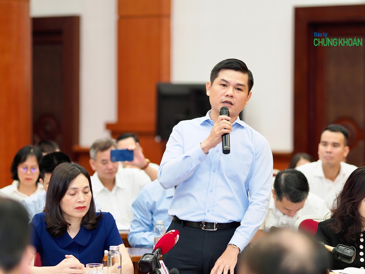 Ông Vũ Chí Hùng, Phó Tổng cục trưởng Tổng cục Thuế (Bộ Tài chính) trả câu hỏi của phóng viên Báo Đầu tư Chứng khoán chiều 16/6 (Ảnh: M.Minh) Ông Vũ Chí Hùng, Phó Tổng cục trưởng Tổng cục Thuế (Bộ Tài chính) trả câu hỏi của phóng viên Báo Đầu tư Chứng khoán chiều 16/6 (Ảnh: M.Minh)