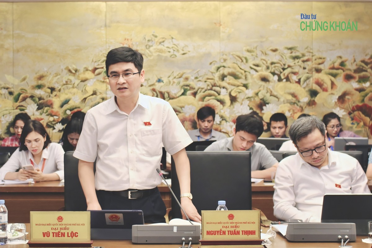 Đại biểu Nguyễn Tuấn Thịnh (đoàn Hà Nội): Quy định như trong dự thảo Luật Kinh doanh bất động sản (sửa đổi) thì không giải quyết được bất cập của bất động sản hình thành trong tương lai. Đại biểu Nguyễn Tuấn Thịnh (đoàn Hà Nội): Quy định như trong dự thảo Luật Kinh doanh bất động sản (sửa đổi) thì không giải quyết được bất cập của bất động sản hình thành trong tương lai.