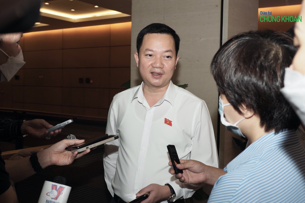 Đại biểu Quốc hội Trịnh Xuân An (đoàn Đồng Nai) trả lời báo chí bên hành lang Quốc hội Đại biểu Quốc hội Trịnh Xuân An (đoàn Đồng Nai) trả lời báo chí bên hành lang Quốc hội