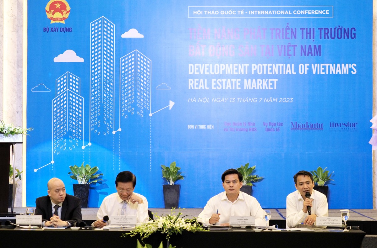 TS Hoàng Hải (thứ hai từ phải sang) thảo luận về quy định bán nhà cho người nước ngoài.