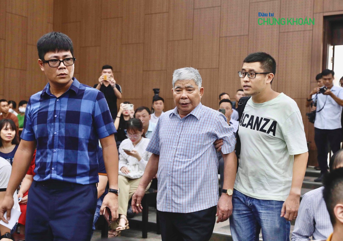 Ông Lê Thanh Thản được dẫn giải đến trước Toà Ông Lê Thanh Thản được dẫn giải đến trước Toà