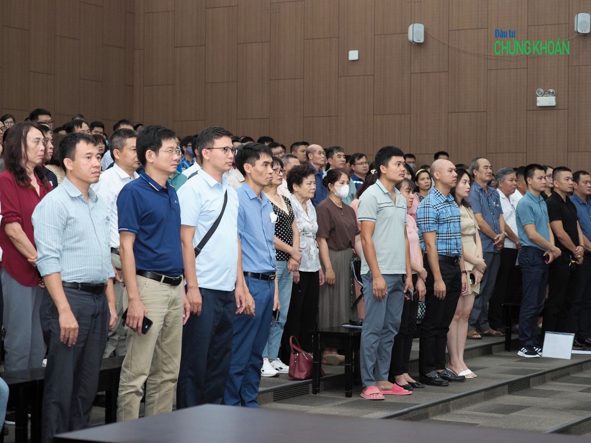 143 khách hàng có mặt tại phiên tòa, trên tổng số 488 khách hàng được cho là bị lừa dối bởi nhóm bị cáo. 143 khách hàng có mặt tại phiên tòa, trên tổng số 488 khách hàng được cho là bị lừa dối bởi nhóm bị cáo.