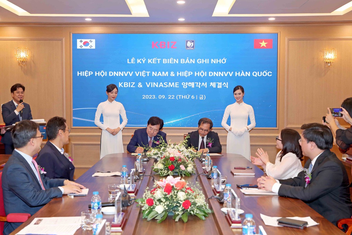 Ông Ki-Mun Kim (trái) và ông Tô Hoài Nam đại diện 2 hiệp hội ký kết biên bản hợp tác kinh doanh. Ông Ki-Mun Kim (trái) và ông Tô Hoài Nam đại diện 2 hiệp hội ký kết biên bản hợp tác kinh doanh.