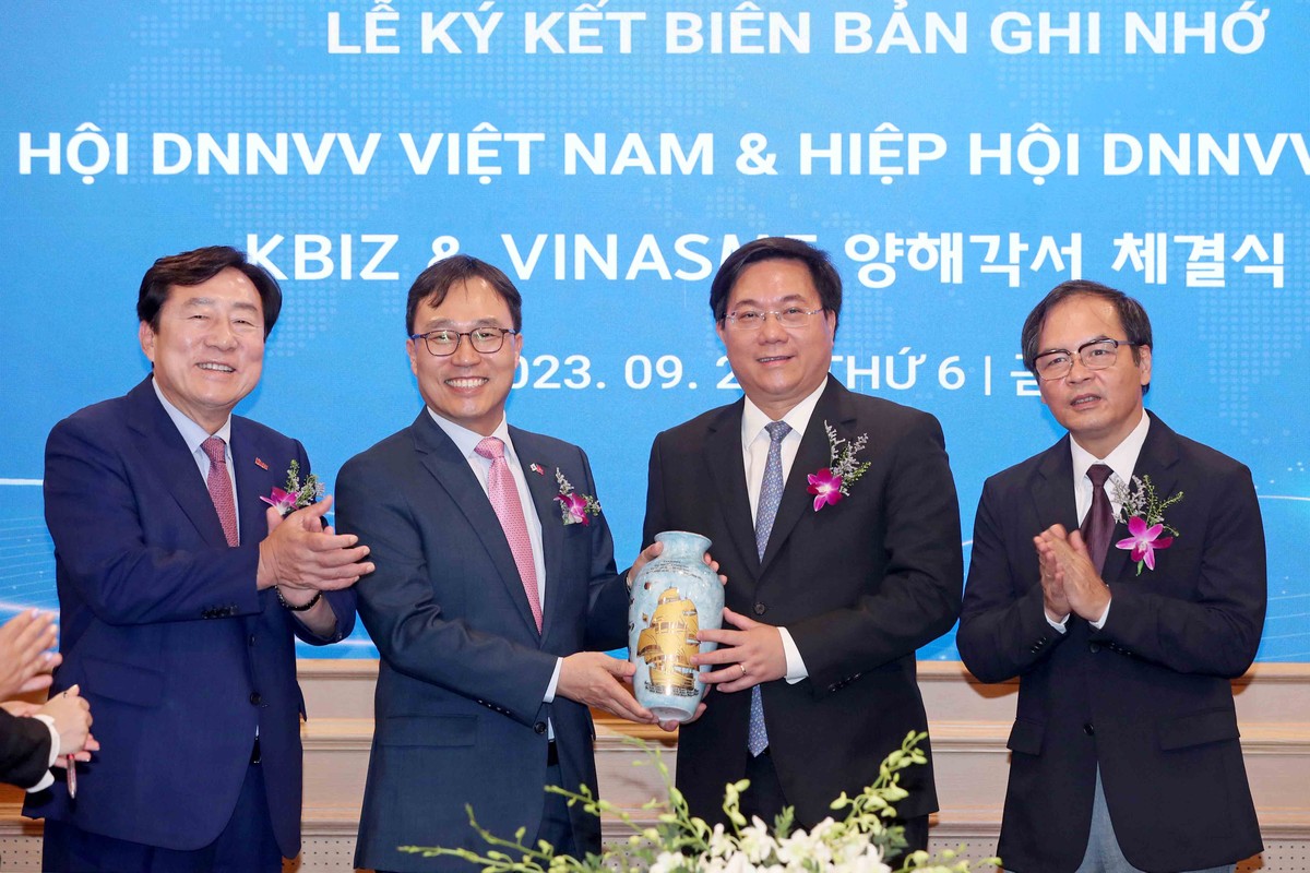 ... và trao tặng nhau những phần quà lưu niệm. Quà tặng của Bộ kế hoạch và Đầu tư dành cho phía Hàn Quốc là chiếc bình gốm bát tràng có in câu thành ngữ "Thuận buồm xuôi gió" để chúc sự hợp tác giữa hai bên được suôn sẻ như con thuyền gặp gió xuôi khi ra khơi. ... và trao tặng nhau những phần quà lưu niệm. Quà tặng của Bộ kế hoạch và Đầu tư dành cho phía Hàn Quốc là chiếc bình gốm bát tràng có in câu thành ngữ "Thuận buồm xuôi gió" để chúc sự hợp tác giữa hai bên được suôn sẻ như con thuyền gặp gió xuôi khi ra khơi.