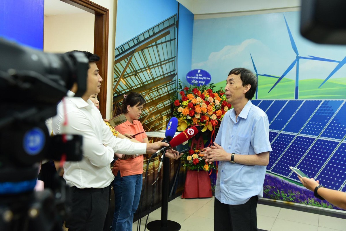 TS Võ Trí Thành trả lời phỏng vấn của báo chí bên hành lang Tọa đàm (Ảnh: Dũng Minh) TS Võ Trí Thành trả lời phỏng vấn của báo chí bên hành lang Tọa đàm (Ảnh: Dũng Minh)