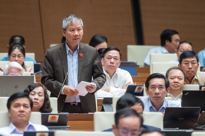 Đại biểu Nguyễn Anh Trí (đoàn TP. Hà Nội) tranh luận với Thống đốc Nguyễn Thị Hồng về gói tín dụng 120.000 tỷ đồng phát triển nhà ở xã hội