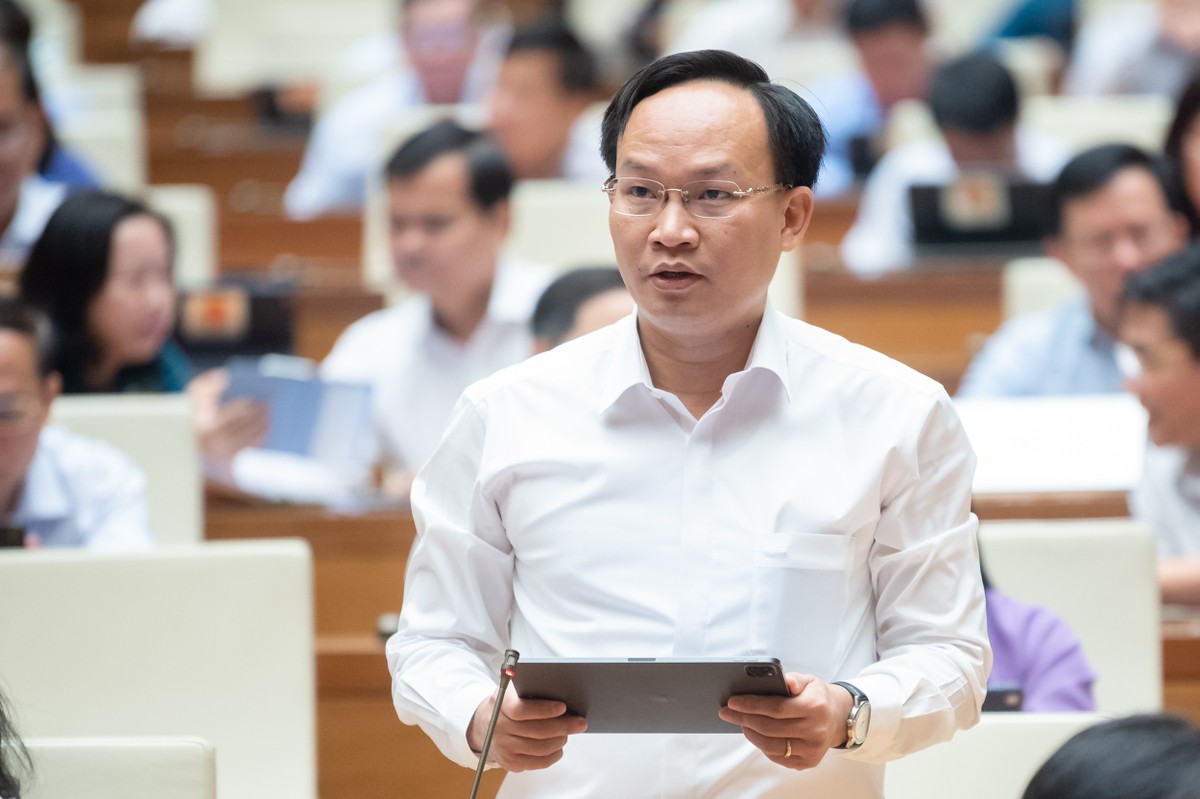 Đại biểu Phạm Văn Thịnh, đoàn Bắc Giang phát biểu trên Hội trường hôm 2/11