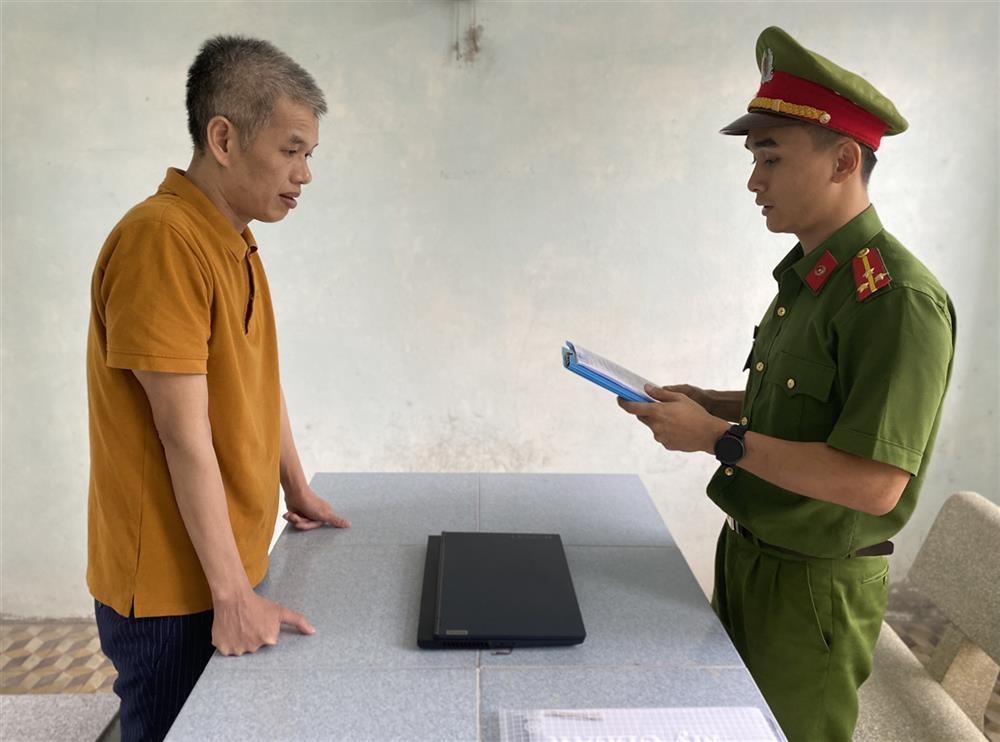 Tống đạt quyết định khởi tố bị can đối với Đào Nguyên Nghị (Ảnh: BCA) Tống đạt quyết định khởi tố bị can đối với Đào Nguyên Nghị (Ảnh: BCA)