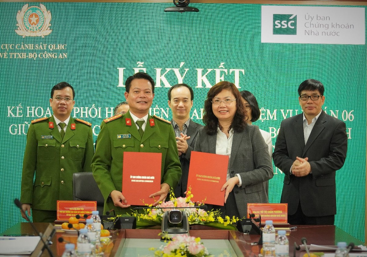 Chủ tịch UBCKNN Vũ Thị Chân Phương và Đại tá Vũ Văn Tấn trao Biên bản ký kết Chủ tịch UBCKNN Vũ Thị Chân Phương và Đại tá Vũ Văn Tấn trao Biên bản ký kết