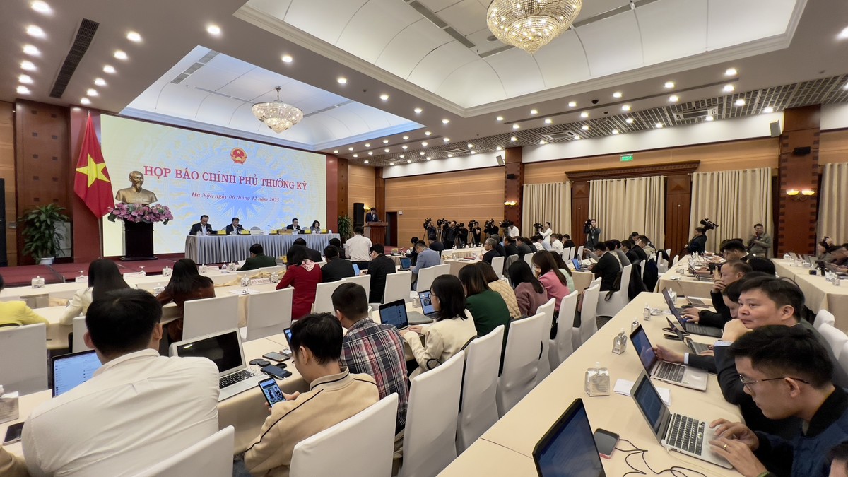 Toàn cảnh buổi họp báo Chính phủ chiều 6/12